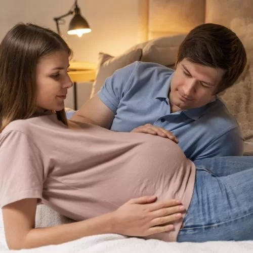 husband-holding-his-pregnant-wife
